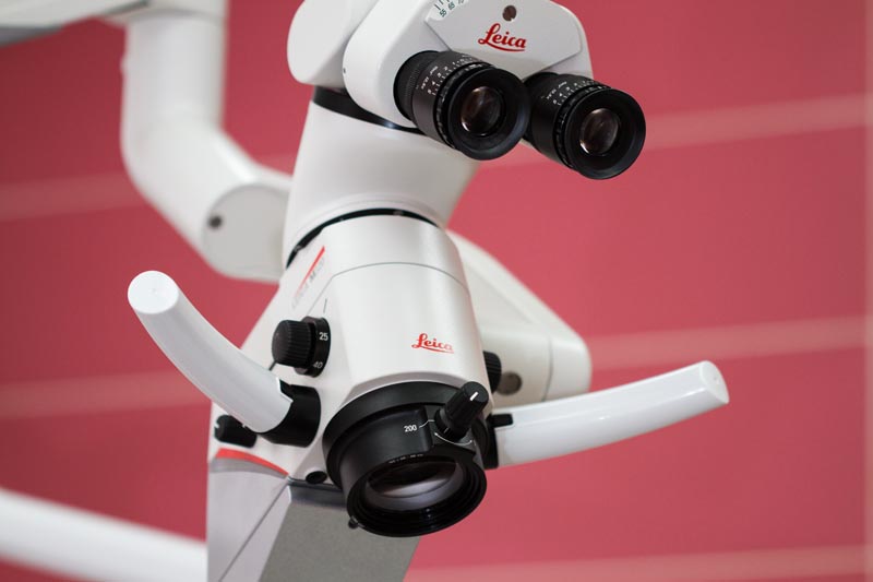 Лечение зубов под микроскопом LEICA Лечение зубов под микроскопом LEICA